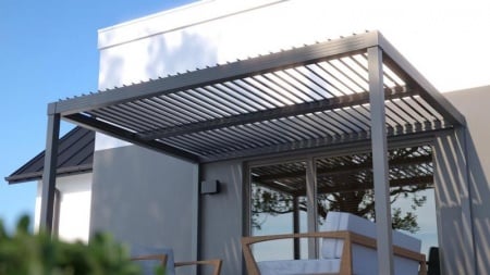 R&eacute;guler la lumi&egrave;re et la ventilation gr&acirc;ce aux lames orientables d'une pergola bioclimatique &agrave; Woippy